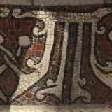 E poi c�� il mosaico che adorna il pavimento dell�abside, l� dove sembra ripetersi il monogramma realizzato attraverso l�intreccio delle lettere che formano la frase �Allah � grande�